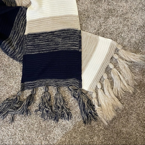 NWOT Beautiful Calvin Klein knit scarf - Picture 3 of 5